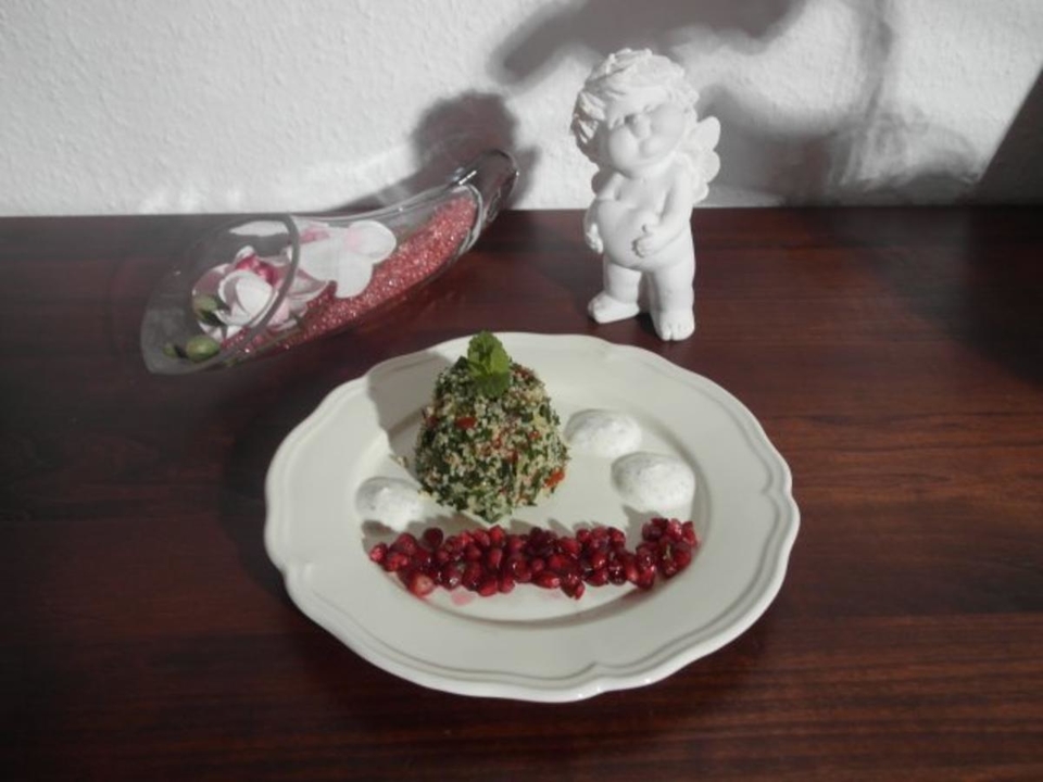 Taboulé mit Blattpetersilie, dazu Granatapfelsalat und marokkanischem Minz-Dip