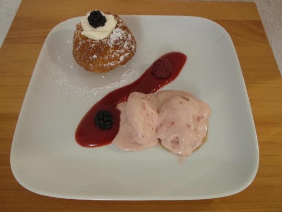 Himbeer-Rosmarin-Eis mit Mini-Gugelhupf