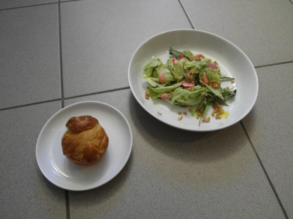 Warmer Einkornsalat mit Rosenblüten