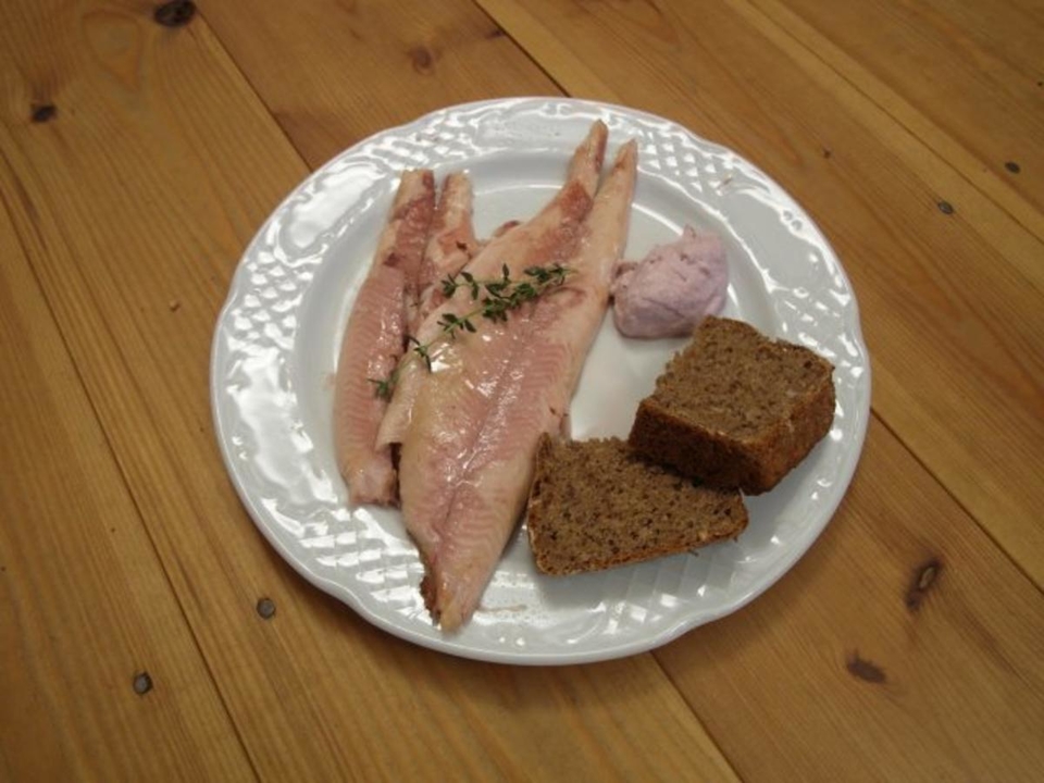 Geräucherte Forelle aus Hilgershausen am Meißner, Brombeerrahm und Selbstgebackenes Brot