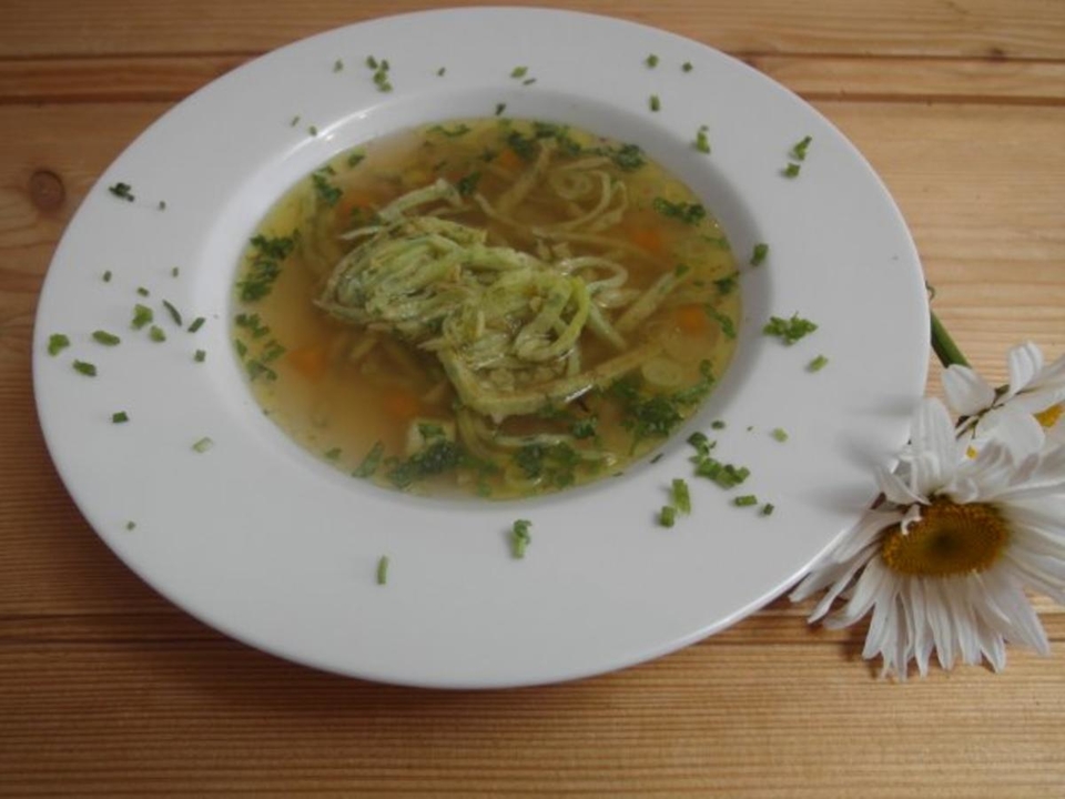 Kraftbrühe mit Bärlauchflädle