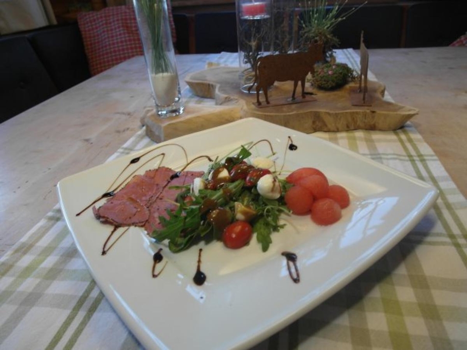 Hauchzarter Rinderschinken mit mariniertem Rucola, Wassermelone, Wurzelbaguette