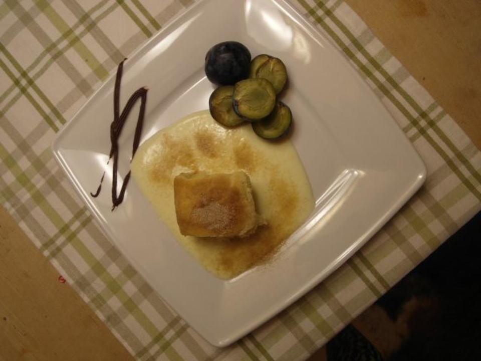 Aprikosen Rohrnudel mit Zimt und Vanillesoße und frischen Zwetschgen