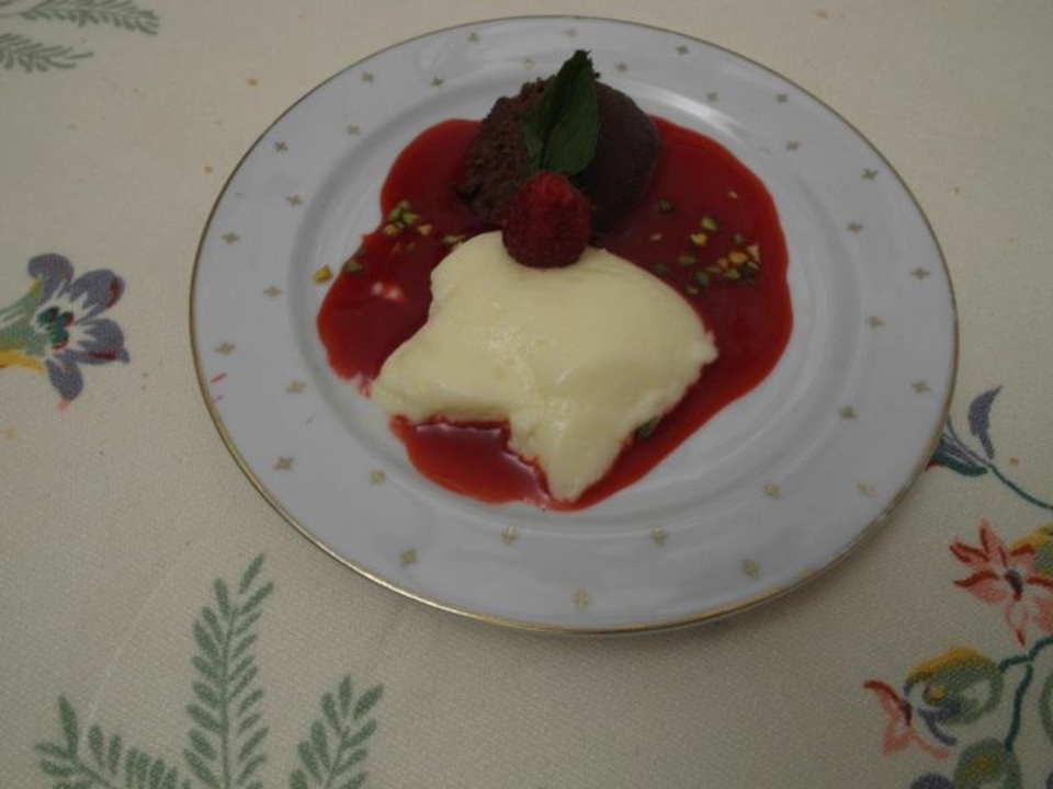 Zitronige und schokoladige Mousse auf einem Himbeerspiegel