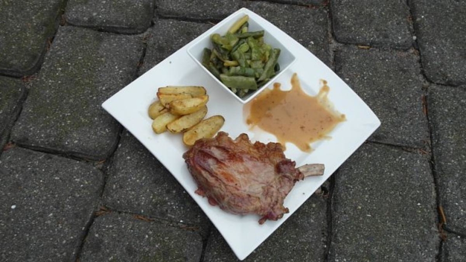 Gegrilltes Ibérico-Karree mit Chimichurri-Rosmarinkartoffeln und Bohnenpotpourri