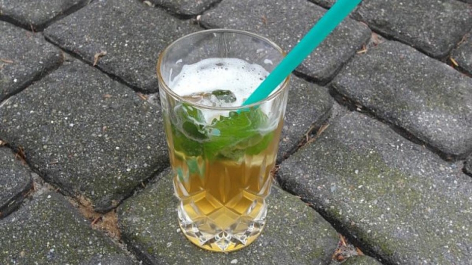 Holunder Radler on the rocks mit Minze und Limetten (Aperitif)