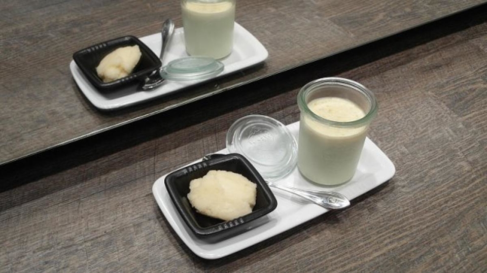 Karamellisiertes Meerrettichmousse mit Apfeljus und Apfelsorbet