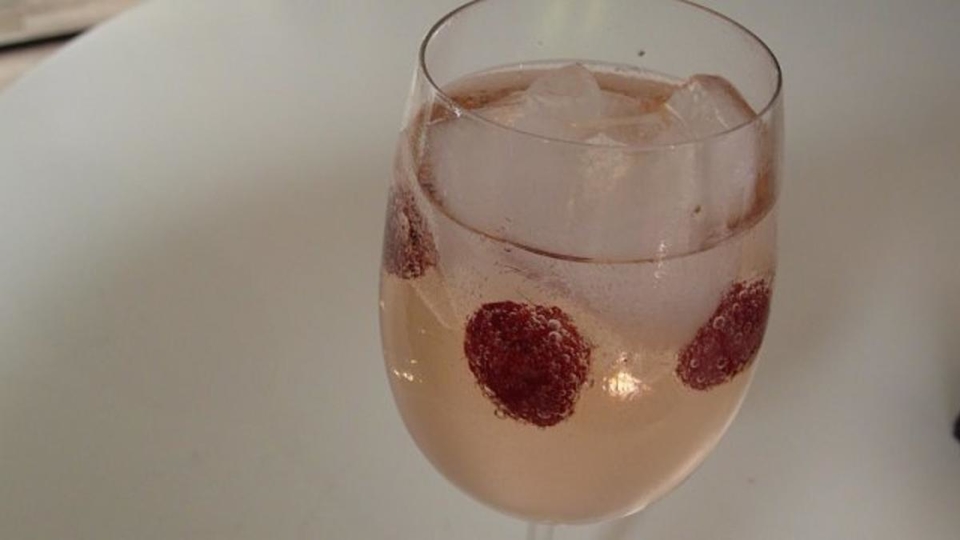Weincocktail mit Wild Berry