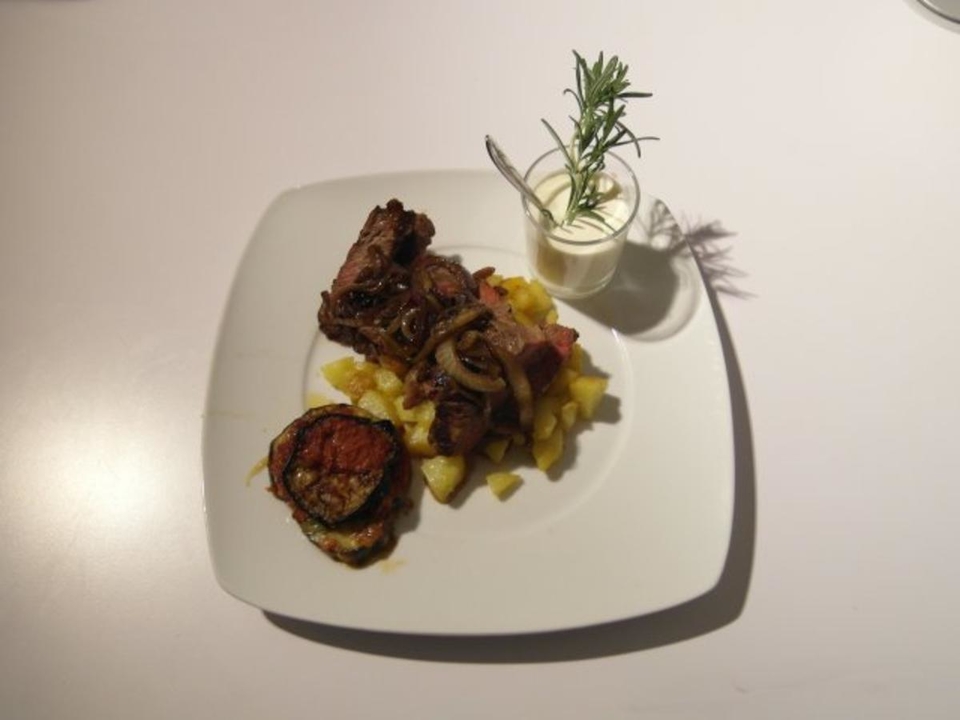 T-Bone Steak mit Kartoffeln, Zwiebeln, Auberginentürmchen und Knoblauchdipp