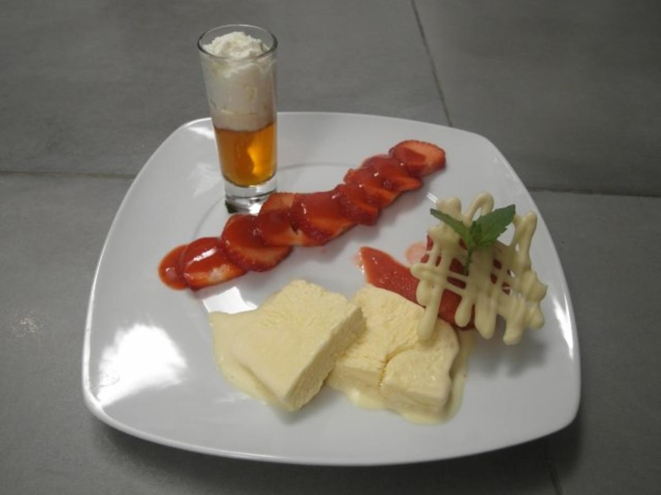 Amaretto-Parfait, Erdbeereis, Erdbeercarpaccio mit Soße und heißer Amaretto mit Sahne