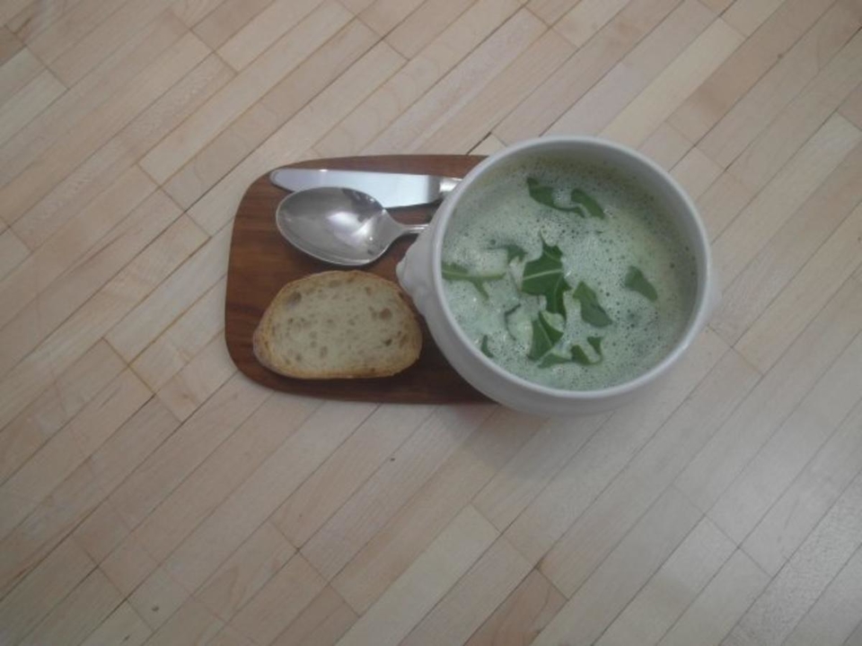 Frische grüne Rucola-Kräuter-Suppe mit Kräuterbutter alla casa und italienischem Brot