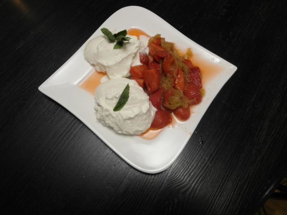Karamellisierte Früchte aus Garten nach Omas Rezept mit einem Schlag Sahne
