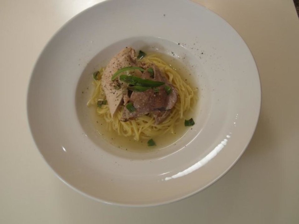 Sommerliches Perlhuhn mit 80 Knoblauchzehen, kandierten Zitronen & Verveine an Spaghettini