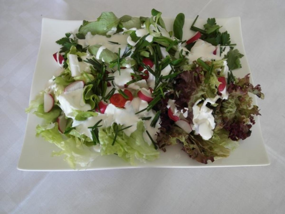 Frische bergische Salatplatte mit einem deftigen Schmand-Dressing