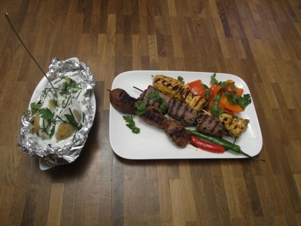 Spießplatte mit Folien-Landkartoffel, Saurrahm und Paprika Gemüse