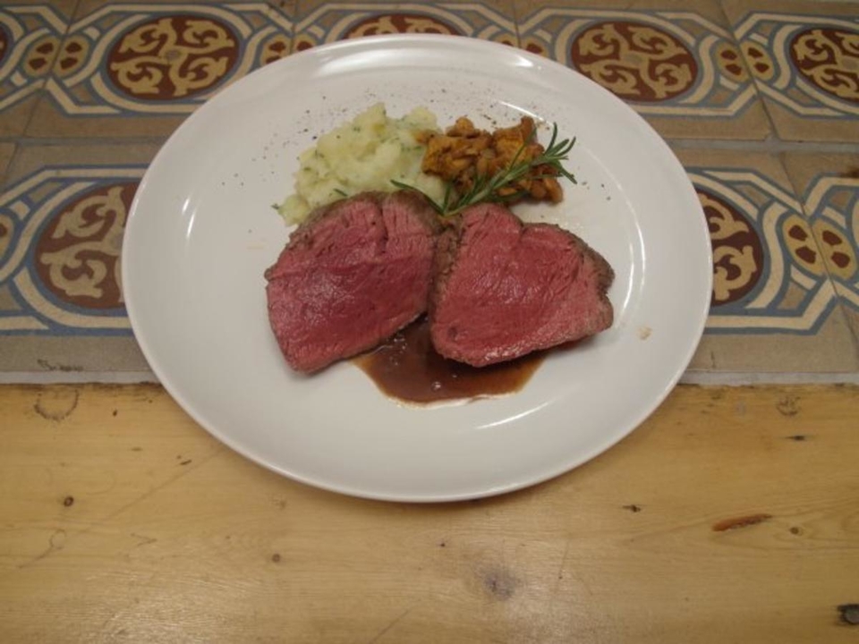 Rinderfilet mit Seezungenschleifchen an Schalottenrotweinjus und Zucchinikartoffelcrème