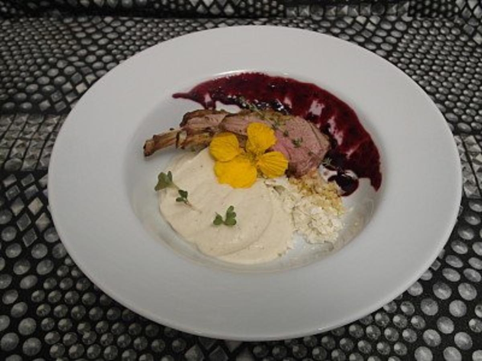 Lammkarree mit Kräuterkruste auf Dreierlei vom Blumenkohl mit süß-sauren Heidelbeeren