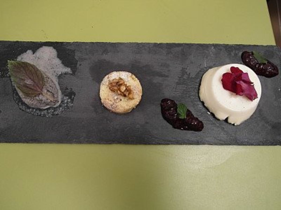 Schwarzes Sesameis, Panna Cotta mit Brombeerenspiegel und White Chocolate Cookie