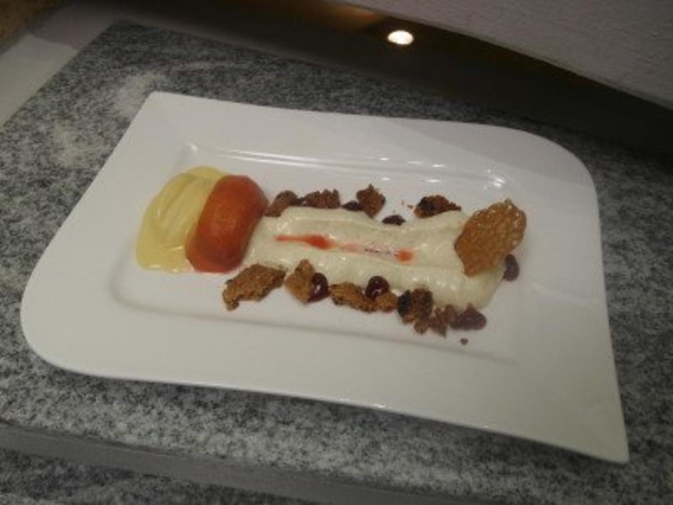 In Lavendelsud pochierter Pfirsich, Kalamansisorbet, Vanilleespuma