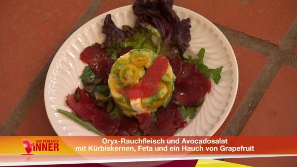 Oryx-Rauchfleisch und Avocadosalat mit gerösteten Kürbiskernen, Feta und Grapefruit
