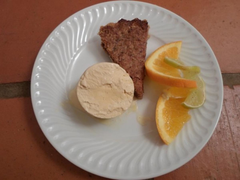 Dekadente Dattel-Nusstarte mit selbstgemachter Roiboos-Orangeneiscreme