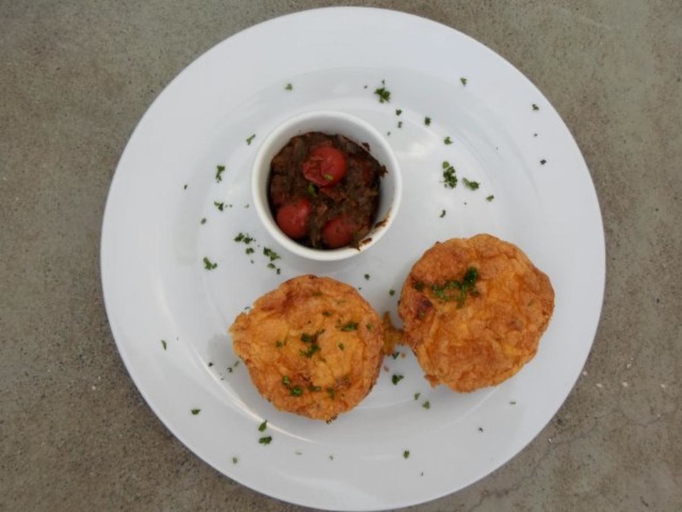 Straußeneiquiche mit Omboya (getrockneter, einheimischer Spinat)