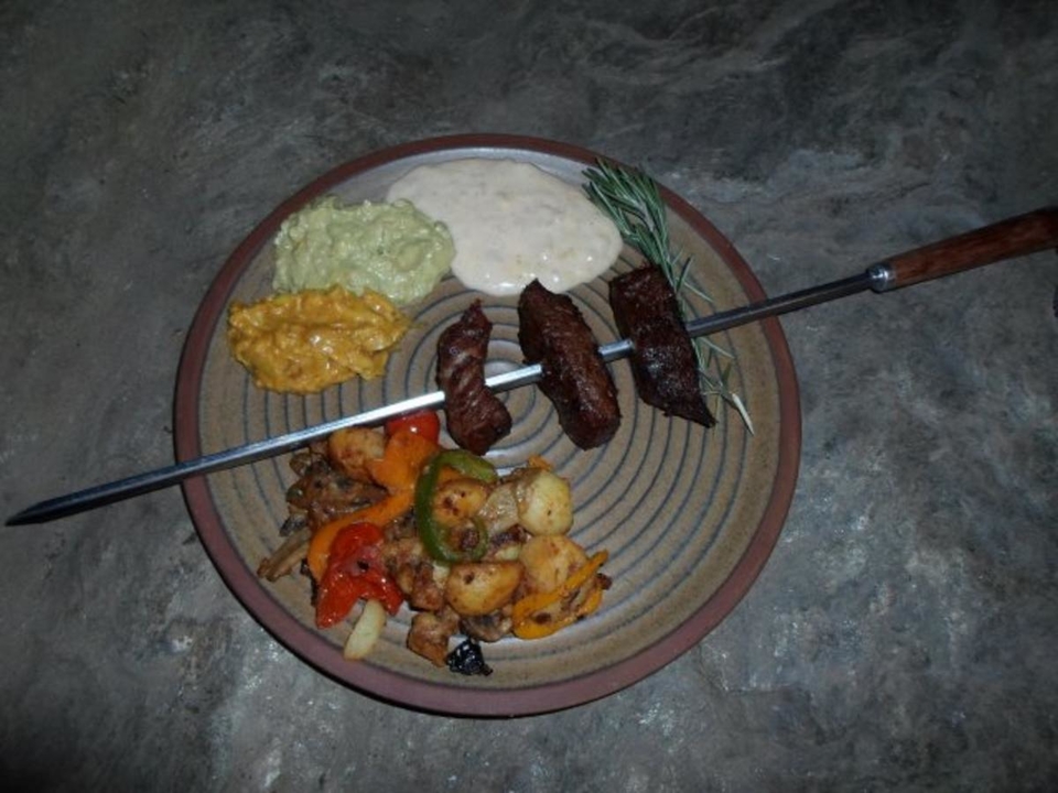 Buschmann Fondue mit drei verschiedenen Soßen und Kartoffel-Schandie