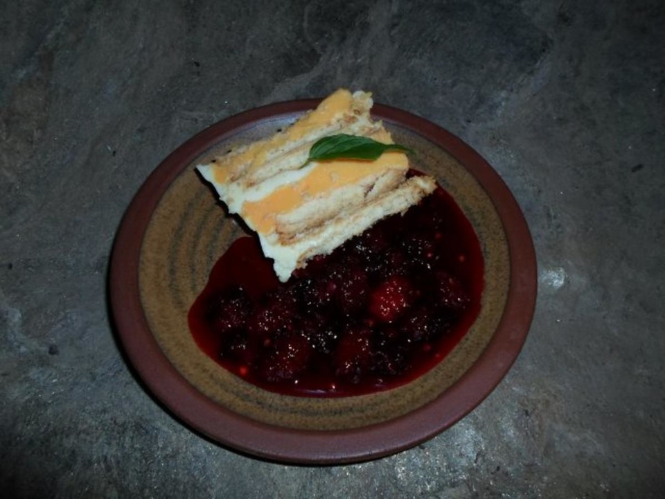 'Yskaskoek' – Vanille-Zitronen-Keks-Torte mit heißen Maulbeeren