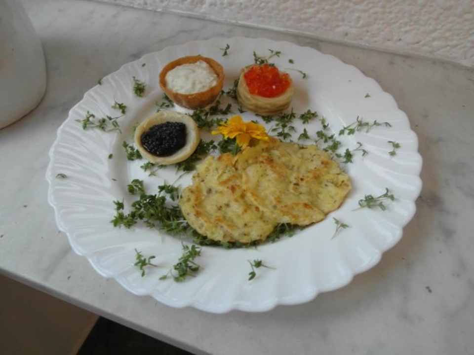 Dialog vom Kaviar auf Kartoffelplätzchen