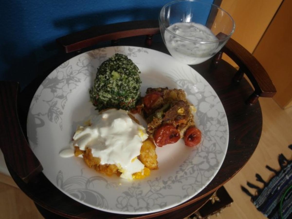 Ägäischer Hackbraten, Joghurt mit Gurke, Kartoffeln mit Ei und Joghurt, Petersiliensalat