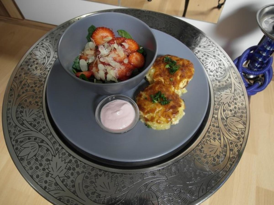 Erdbeersalat mit Spinat und Mandeln und Kartoffelkuchen
