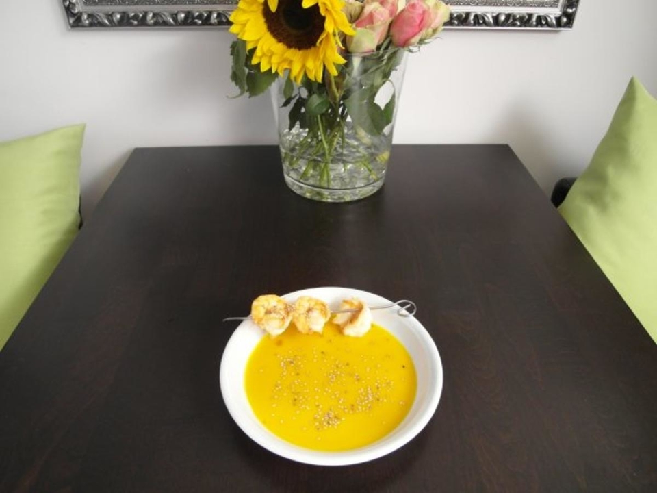 Kürbis-Orangen-Kokossuppe mit Garnelenspieß