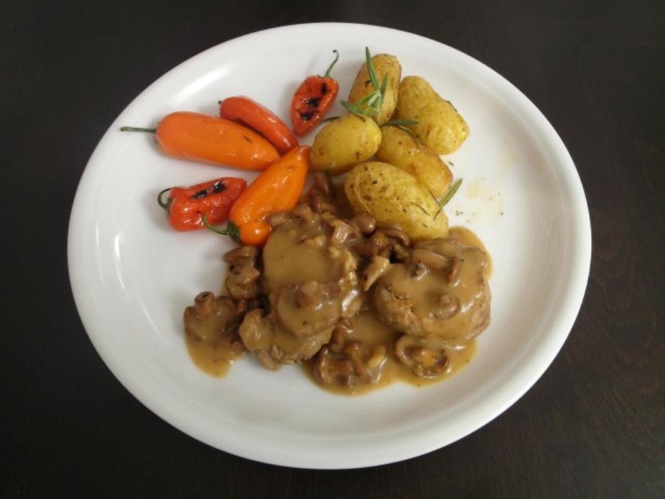 Kalbsfilet in Pfifferling-Walnuss-Soße mit Rosmarinkartoffeln und  gegrillten Minipaprikas