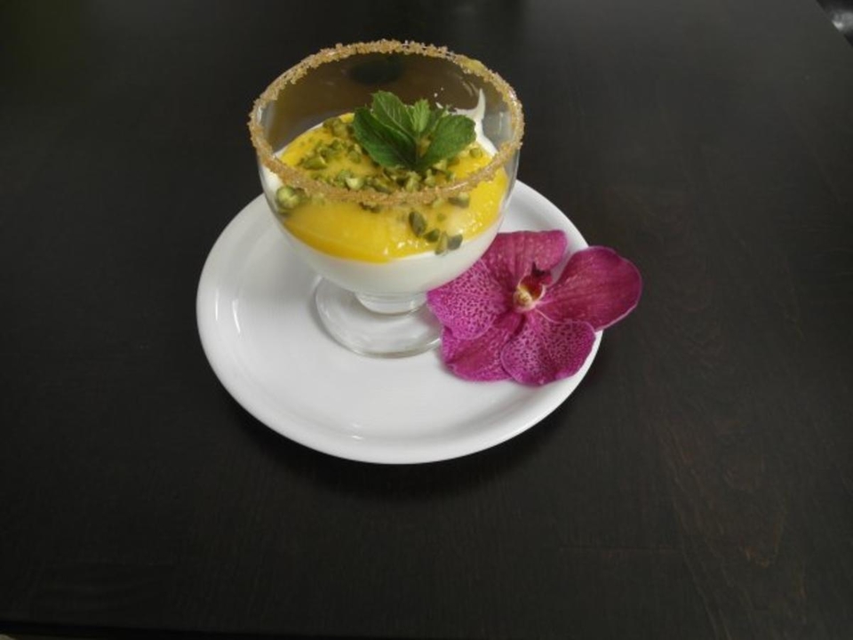 Mango-Quark auf Keks mit frischer Minze und Pistazie