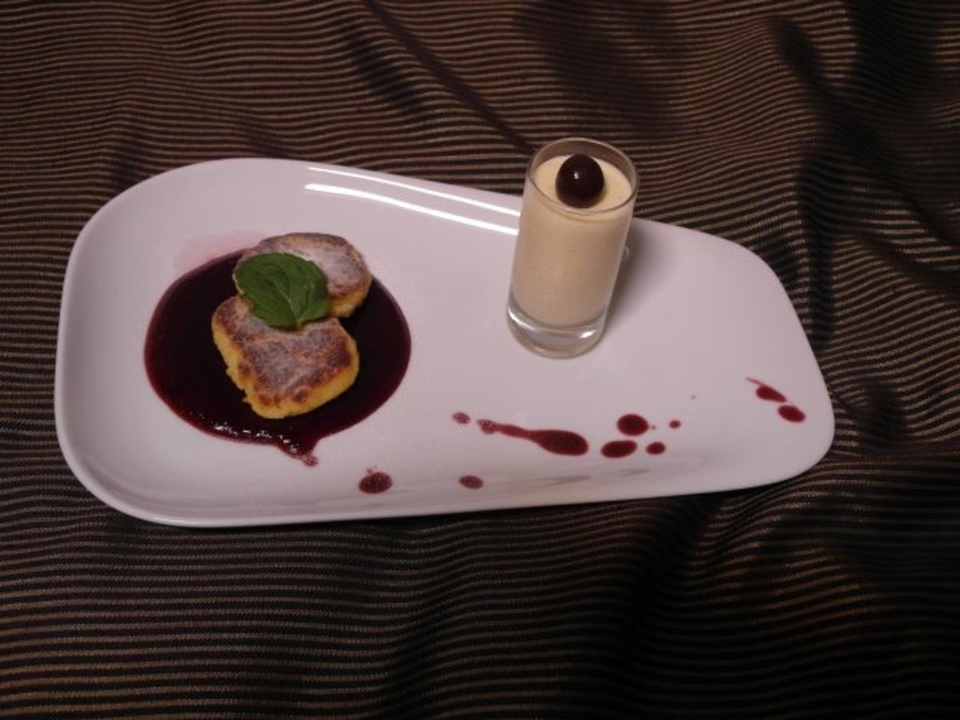 Hausgemachte Quarkkeulchen auf Holunderspiegel und Vanille-Eierlikör-Creme