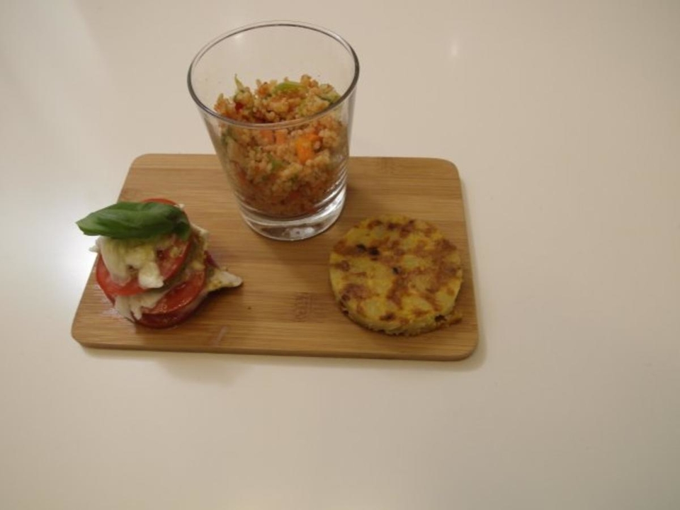 Bulgur Salat, Tomaten-Mozzarella Turm und Tortilla
