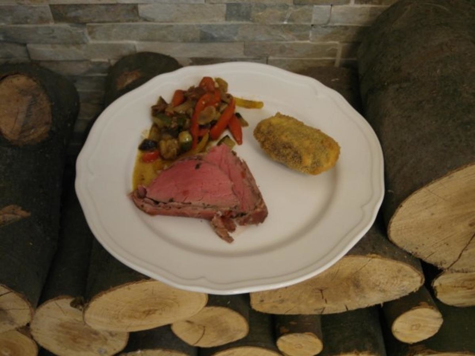 Rinderfilet im Puttanesca Mantel, Frittierte Pancetta Kartoffeln, Türkisches Gemüse