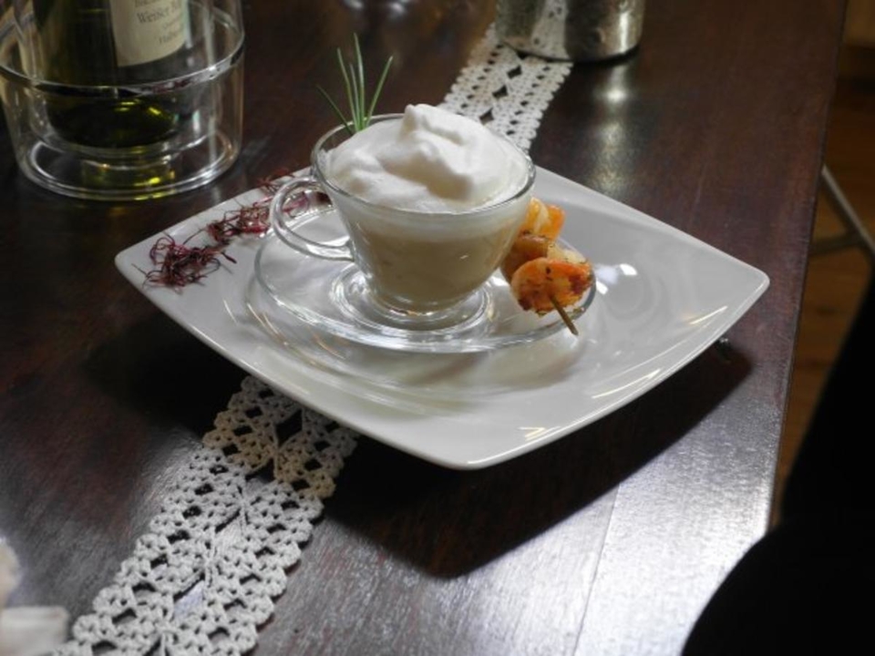 Kartoffel-Cappuccino mit Maronen-Scampi-Spieß
