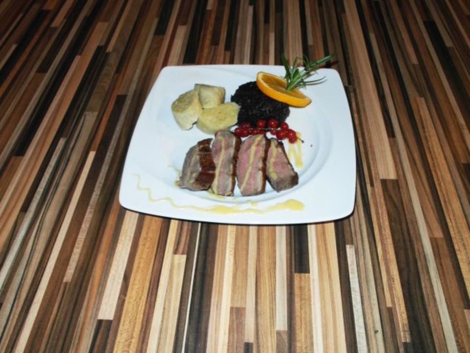 Entenbrustfilet an Orangen-Preiselbeer-Soße dazu Kartoffelklöße und Blaukraut