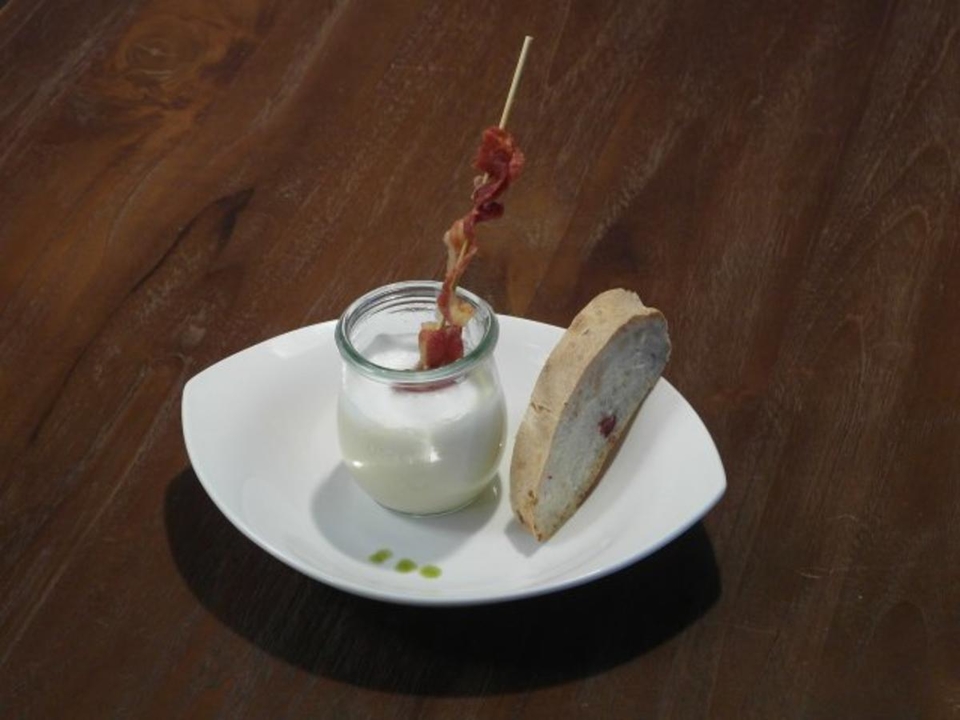 Parmesanschaumsüppchen mit Bacon, Ciabatta und Limetten-Pfeffer-Butter