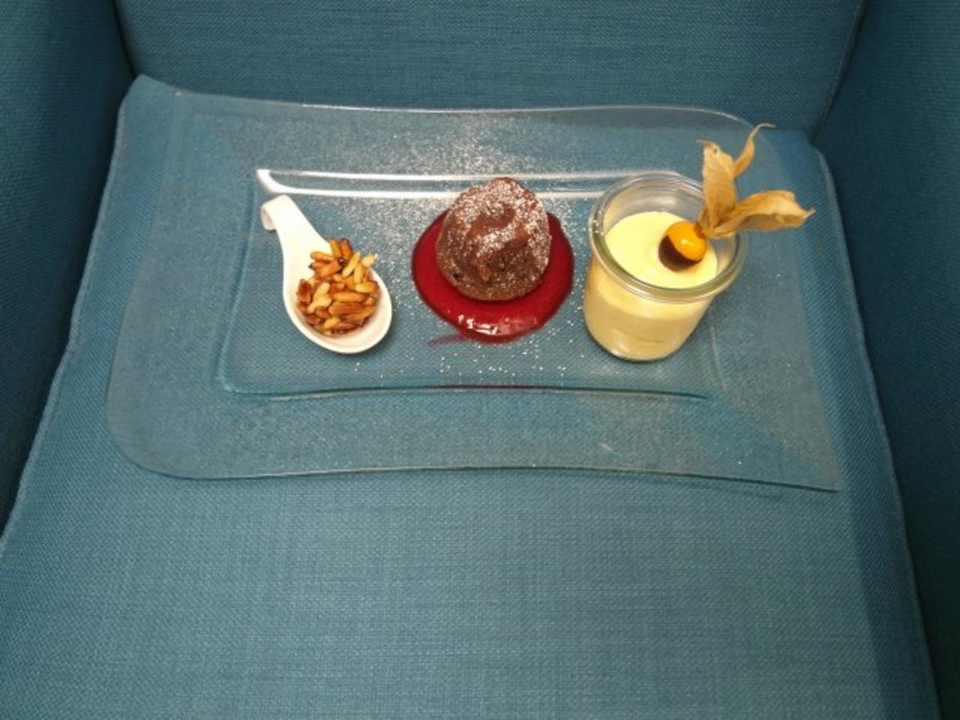 Schokoküchlein mit flüssigem Kern, Mangocreme und Pinienkerncrunch