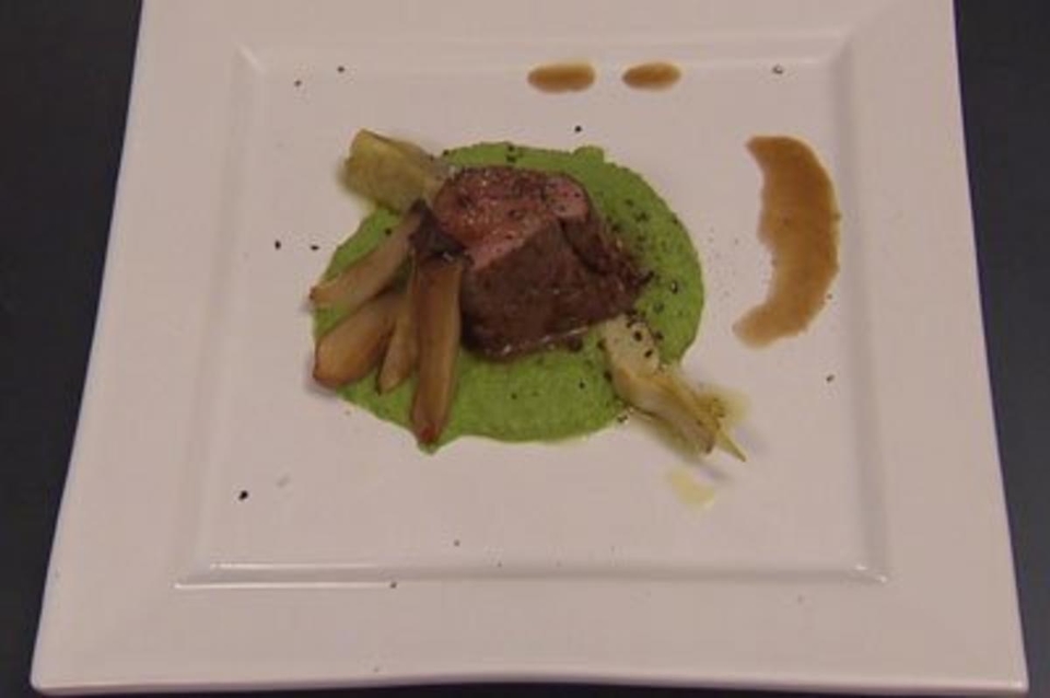 Kalbsfilet an Erbsenmoussline mit Steinpilzen und Artischocken