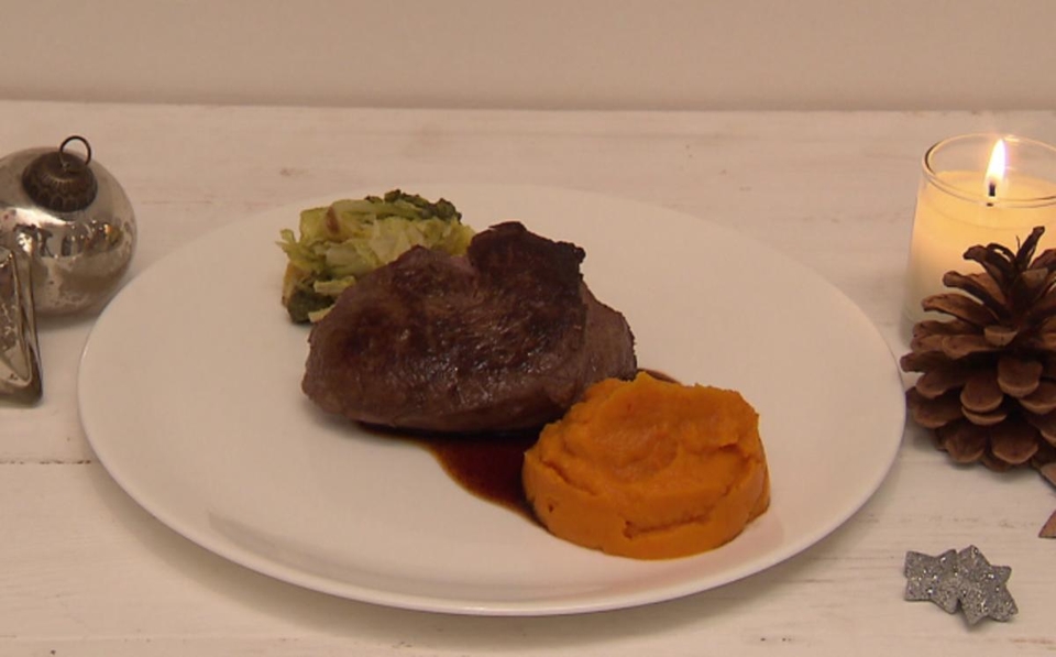 Rinderfilet an Wirsing und Kürbispüree mit Rotweinsoße
