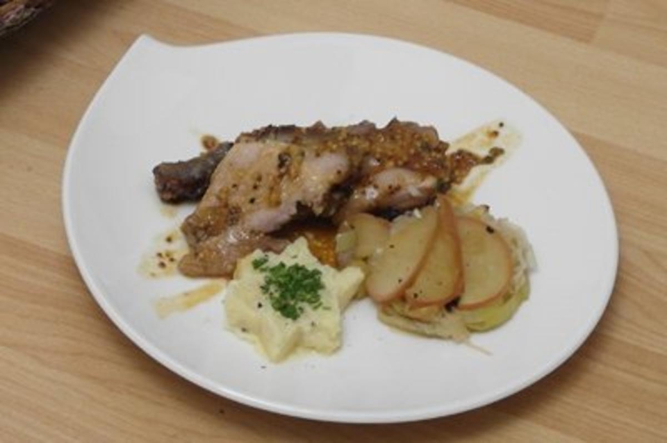 Saftiger Schweinsbraten mit "Senfkruste" und Apfel-Porree-Gemüse