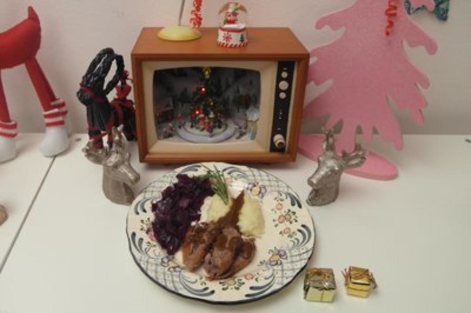 Gänsebraten mit Kartoffelpüree und Apfel-Rotkohl