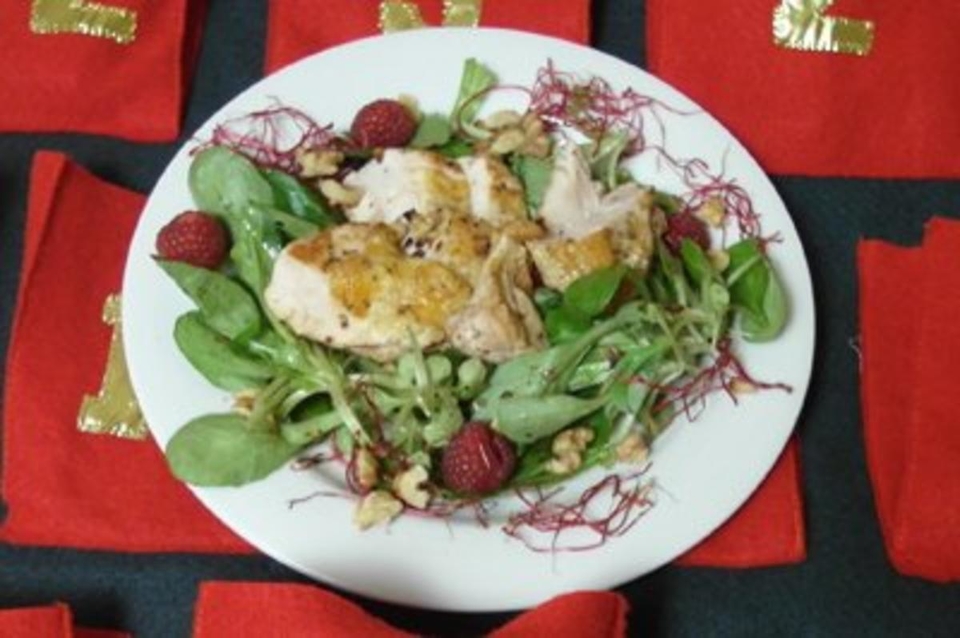 Perlhuhnbrust mit Vogerlsalat auf Himbeerdressing