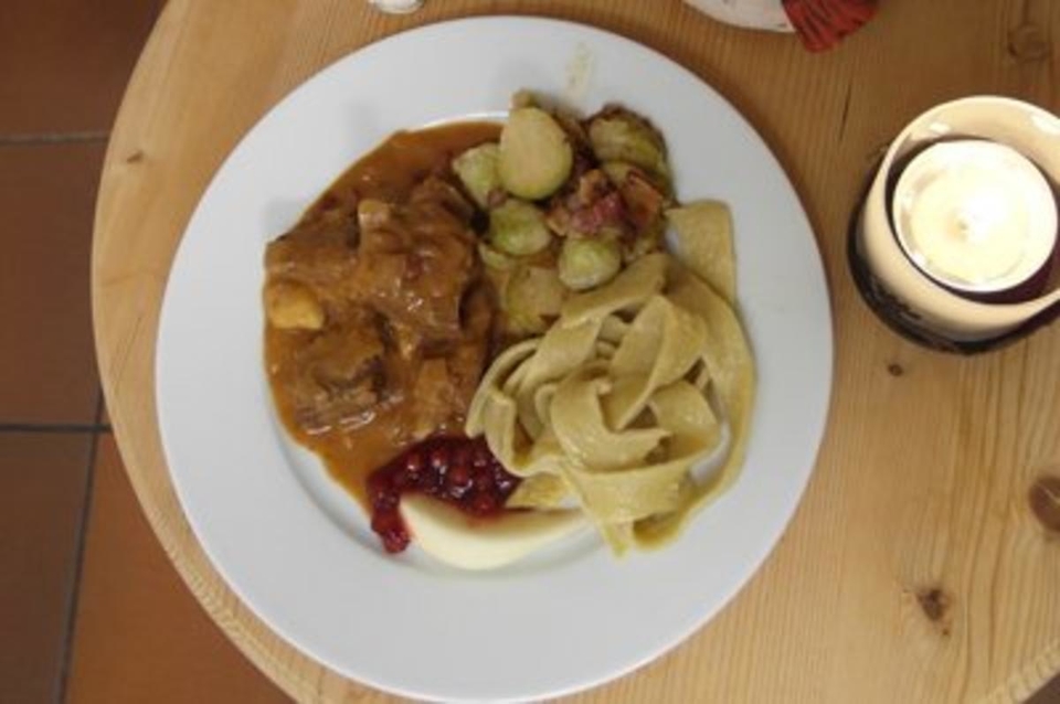 Wildschweinragout mit Rosenkohl und Bandnudeln