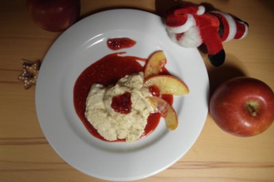 Bratapfelmousse mit Apfelspalten und Preiselbeeren
