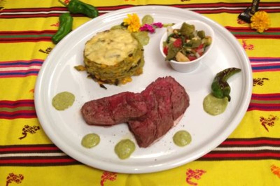 Rinderfilet auf Aztekentorte, dazu ein Ceviche aus Kaktusblättern