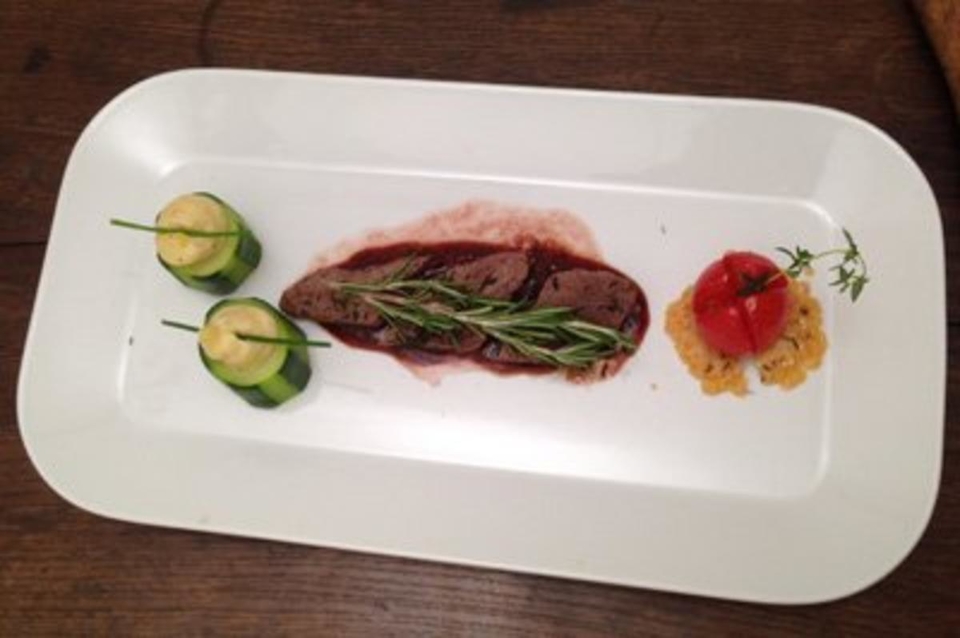 Lammfilet an Rotweinsauce mit Kartoffel-Zucchinitürmchen, Ofentomaten und Parmesantaler